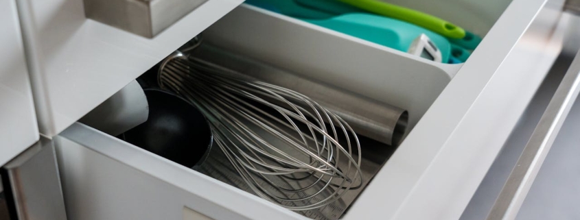 Photo by Castorly Stock : https://www.pexels.com/photo/whisk-on-a-kitchen-drawer-3722563/