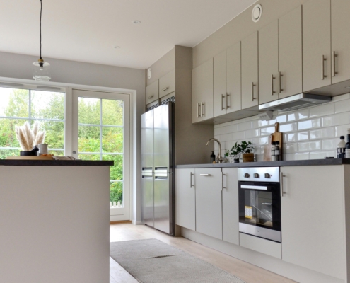 Photo by Alexander Zvir: https://www.pexels.com/photo/interior-of-modern-white-kitchen-on-sunny-day-4252510/