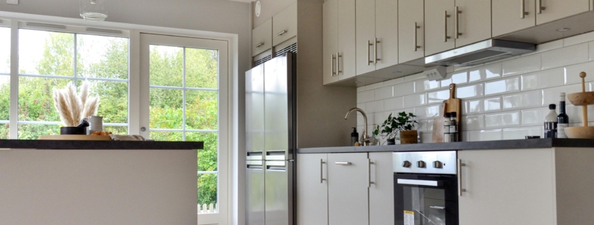 Photo by Alexander Zvir: https://www.pexels.com/photo/interior-of-modern-white-kitchen-on-sunny-day-4252510/